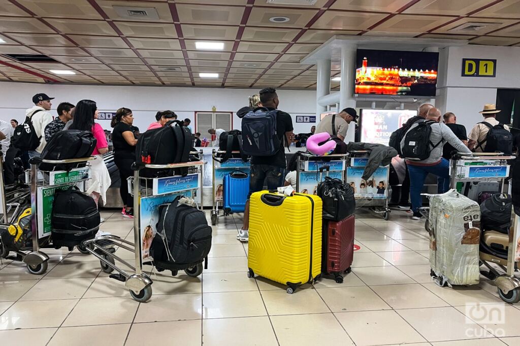 En la foto, cubanos en el aeropuerto