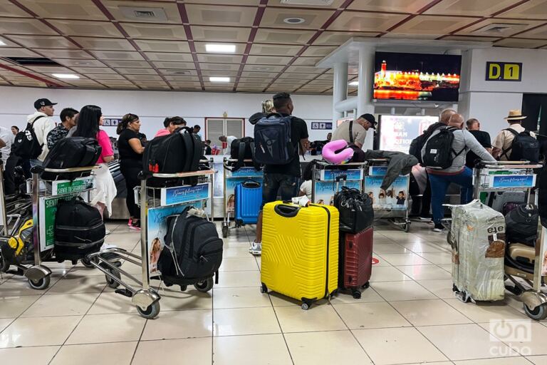 En la foto, cubanos en el aeropuerto