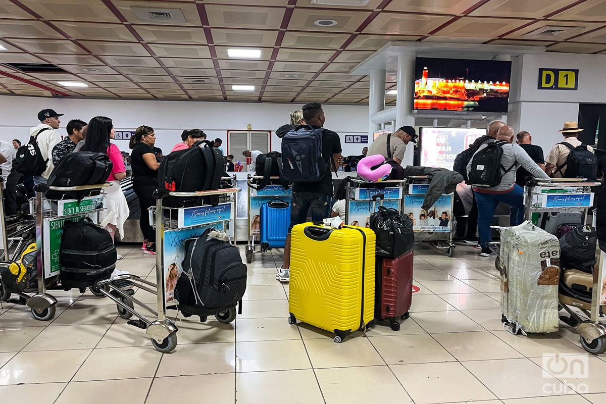 En la foto, cubanos en el aeropuerto