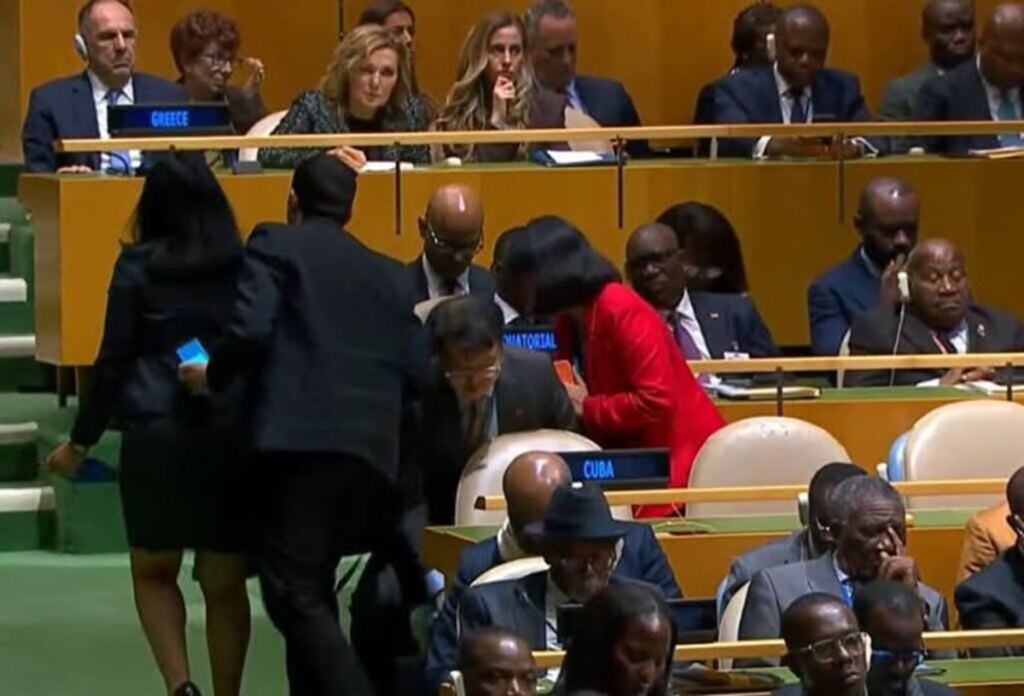 En la foto, diplomáticos cubanos abandonan sus asientos en la Asamblea General cuando Trump habla de Cuba