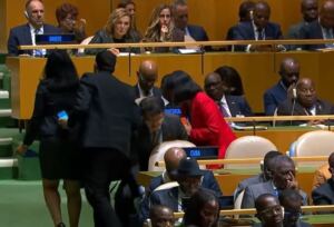 En la foto, diplomáticos cubanos abandonan sus asientos en la Asamblea General cuando Trump habla de Cuba