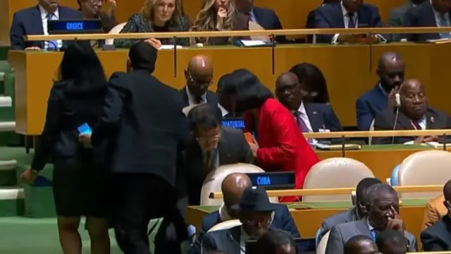 ¿Por qué los diplomáticos cubanos abandonaron la sala de la ONU? 1 En la foto, diplomáticos cubanos abandonan sus asientos en la Asamblea General cuando Trump habla de Cuba