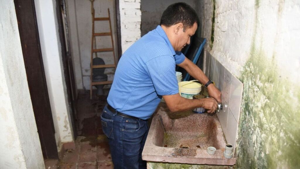Cuba: el país donde trabajar es de mal gusto 2 En la foto, un hombre intenta arreglar una llave de agua