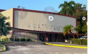 En la foto, cartel contra Díaz-Canel en el teatro de la UCLV
