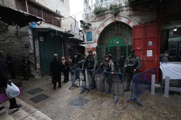 Israel persigue un «proyecto de eliminación» de los palestinos, según una ONG israelí 1 En la foto, Policías israelíes vigilan los accesos a la mezquita de Al-Aqsa, en la Ciudad Vieja de Jerusalén