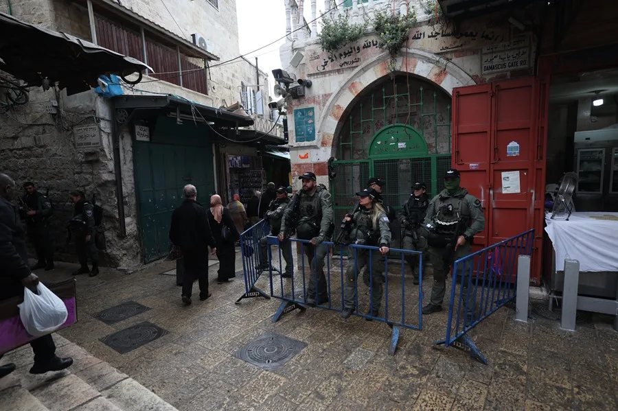 Israel persigue un «proyecto de eliminación» de los palestinos, según una ONG israelí 7 En la foto, Policías israelíes vigilan los accesos a la mezquita de Al-Aqsa, en la Ciudad Vieja de Jerusalén