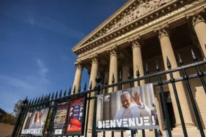 En la foto, Cartel de bienvenida al papa León XIV en la iglesia de La Madeleine, en París