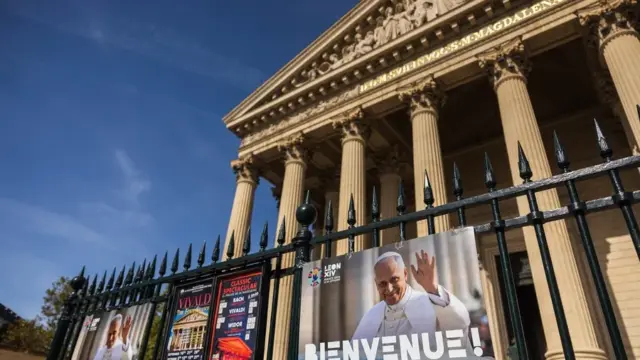 En la foto, Cartel de bienvenida al papa León XIV en la iglesia de La Madeleine, en París