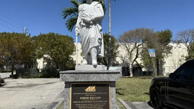 En la foto, una estatua de Simón Bolívar en el centro de Doral, ciudad conocida como 'Doralzuela', en Miami, Florida