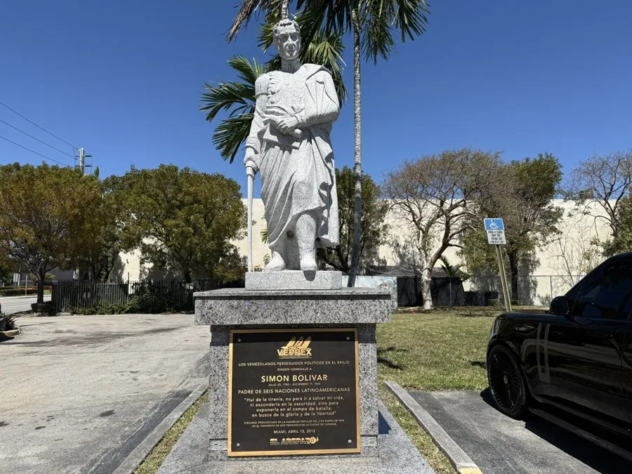 Doral, la ciudad más venezolana de Estados Unidos, se siente «fantasma» por las deportaciones 2 En la foto, una estatua de Simón Bolívar en el centro de Doral, ciudad conocida como 'Doralzuela', en Miami, Florida