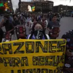 Inicio 6 En la foto, un mensaje en las vallas de protección durante el aniversario 12 de la desaparición de 43 estudiantes de Ayotzinapa, este sábado en Ciudad de México (México)