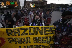 En la foto, un mensaje en las vallas de protección durante el aniversario 12 de la desaparición de 43 estudiantes de Ayotzinapa, este sábado en Ciudad de México (México)