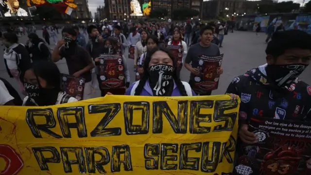 Ayotzinapa, 12 años después: un caso que refleja la crisis de desaparecidos en México 1 En la foto, un mensaje en las vallas de protección durante el aniversario 12 de la desaparición de 43 estudiantes de Ayotzinapa, este sábado en Ciudad de México (México)