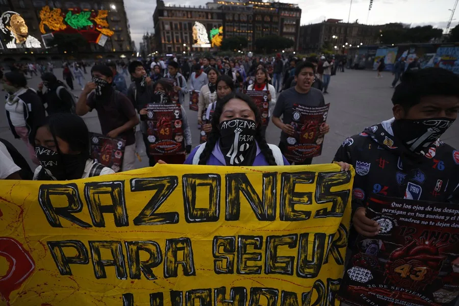 En la foto, un mensaje en las vallas de protección durante el aniversario 12 de la desaparición de 43 estudiantes de Ayotzinapa, este sábado en Ciudad de México (México)
