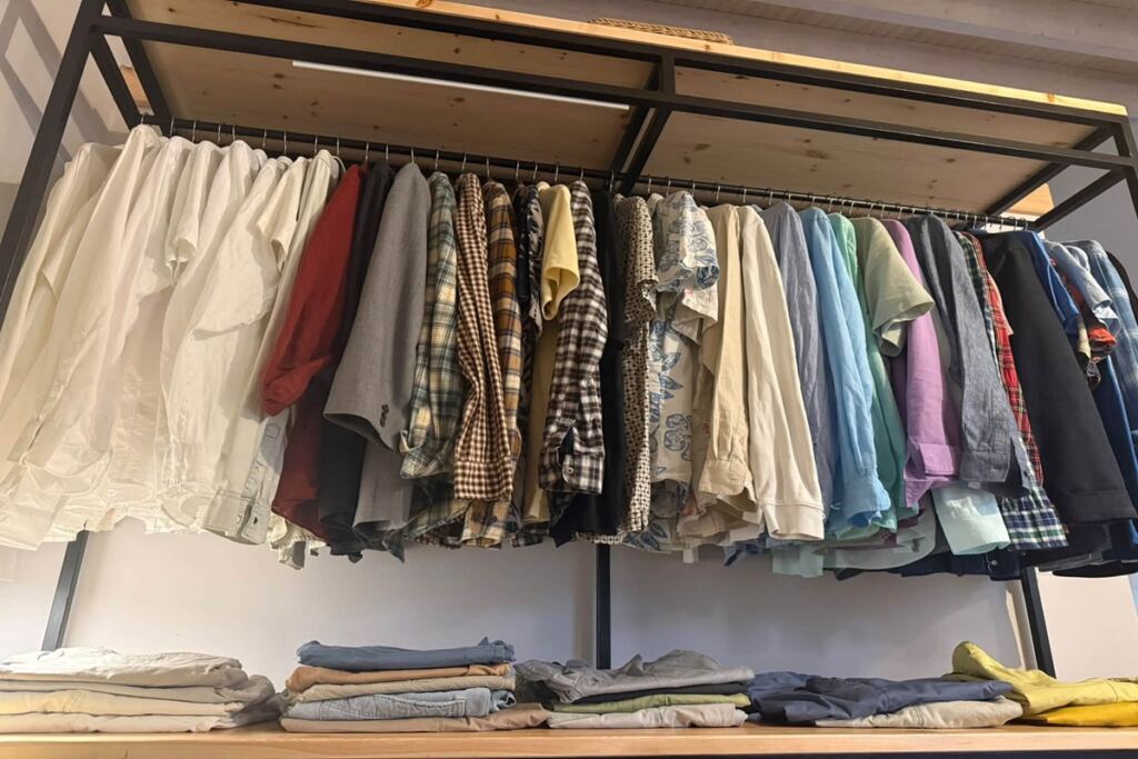 En la foto, un armario con ropa
