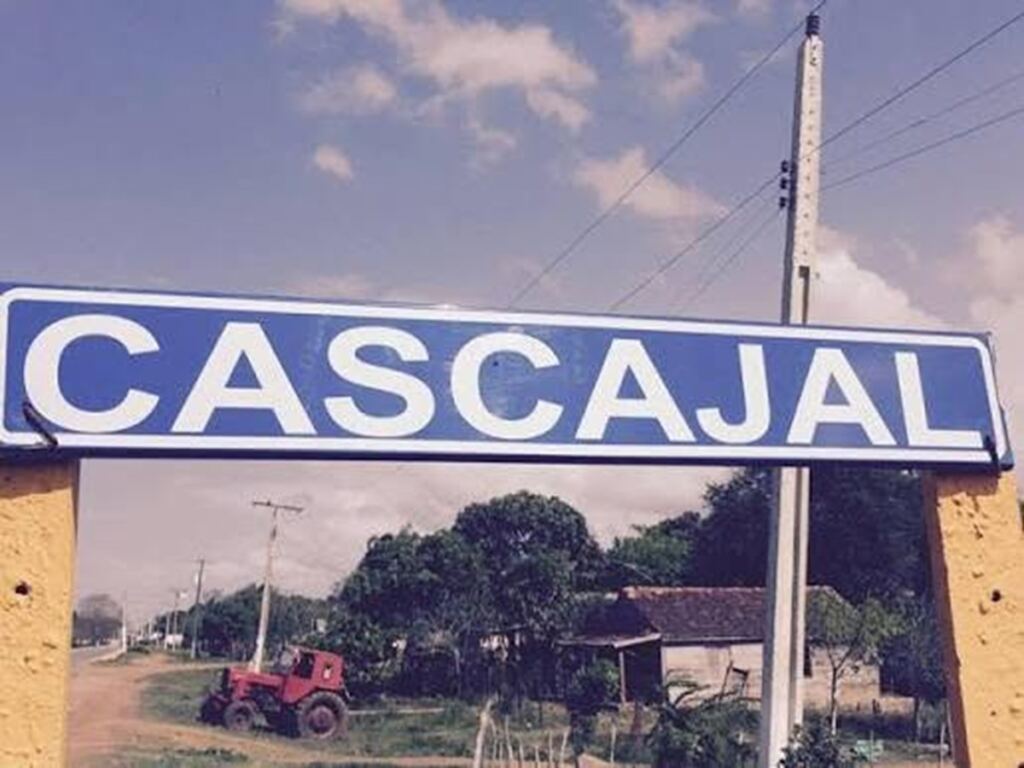 En la foto, cartel en la Carretera Central que anuncia que los vehículo llegaron a Cascajal