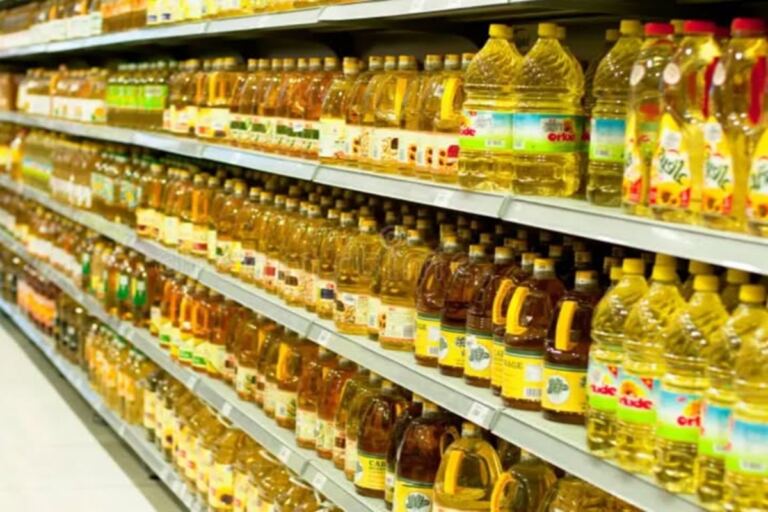 En la foto, estantes con aceite