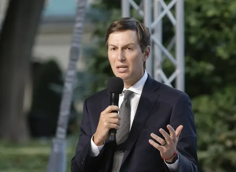 En la foto, El enviado especial de EE.UU. para la paz, Jared Kushner, habla durante una conferencia de prensa conjunta en el Palacio Mariinsky de Kiev