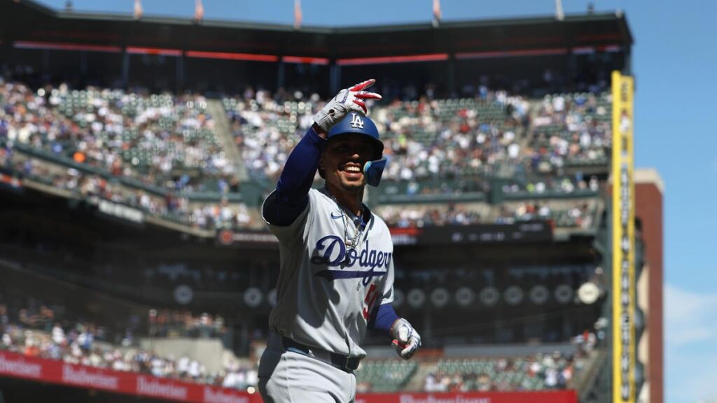 Kiké Hernández abre el 9no con jonrón de desempate y Dodgers vencen a Giants 4 En la foto, Mookie Betts