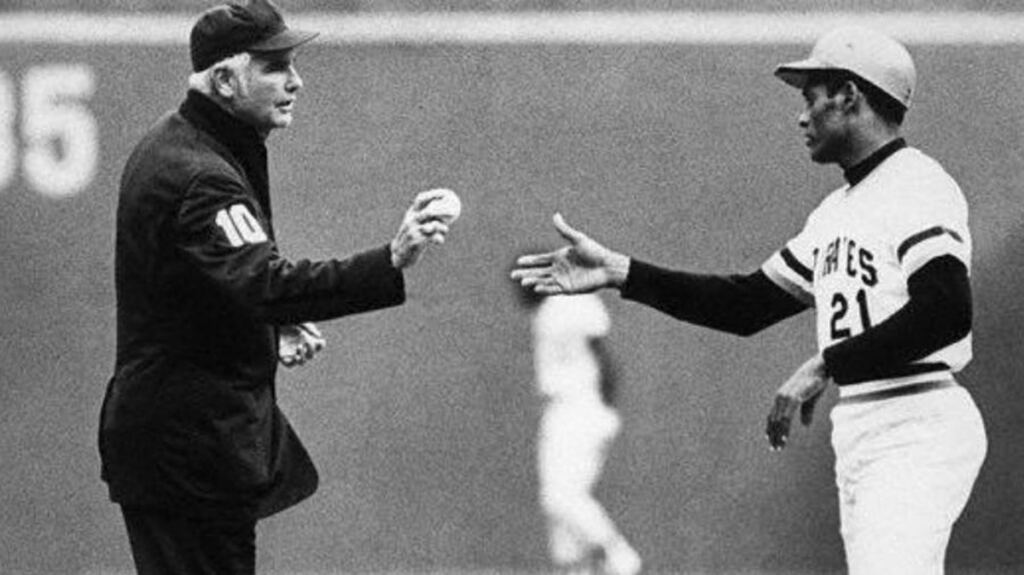Roberto Clemente y el hit 3,000: el último imparable de temporada regular de una leyenda del Caribe 2 En la foto, Roberto Clemente recibe la pelota de su hit 3000