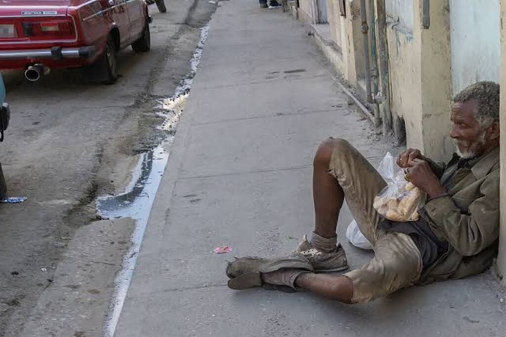 En la foto, un indigente en Cuba