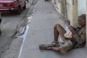En la foto, un indigente en Cuba