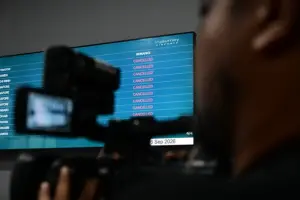 En la foto, Una pantalla muestra vuelos cancelados en el Aeropuerto Internacional Soekarno-Hatta, en Yakarta