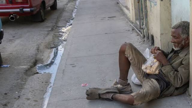 Nunca sirvas comida cuando llores 1 En la foto, un indigente en Cuba