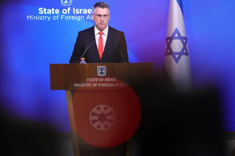 En la foto, El ministro de Asuntos Exteriores israelí, Gideon Saar, habla durante una rueda de prensa en el Ministerio de Asuntos Exteriores en Jerusalén, Israel, el 8 de septiembre