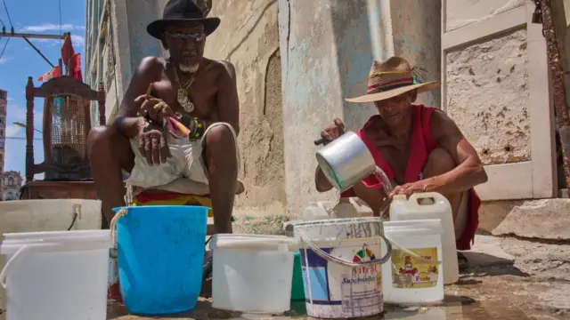 En la foto, Oscar Joaquín López, a la izquierda, y su compañero de piso Wilfredo Cisneros Duarte recogen agua de una tubería pública en La Habana, Cuba, el lunes 7 de septiembre de 2026