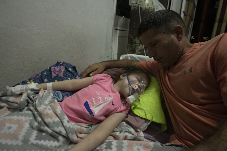 En la foto, niña en un hospital cubano