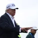 En la foto, El presidente de Estados Unidos, Donald Trump, habla con los medios durante un torneo de golf, este 13 de septiembre de 2026, en Doonbeg (Irlanda)