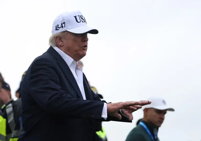 Trump pide a Zelenski que Ucrania deje de atacar refinerías de Rusia 1 En la foto, El presidente de Estados Unidos, Donald Trump, habla con los medios durante un torneo de golf, este 13 de septiembre de 2026, en Doonbeg (Irlanda)