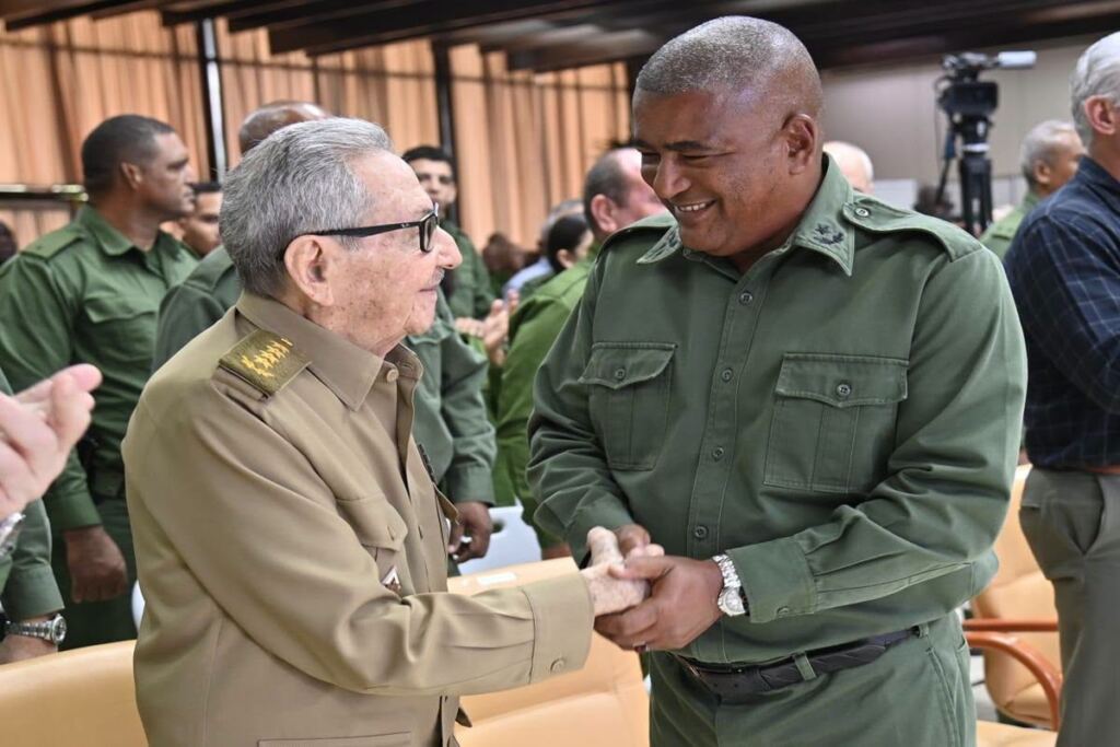 En la foto"resurrección" de Raúl Castro