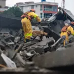En la foto, Integrantes de organismos de rescate realizan labores de búsqueda entre los escombros de un edificio que se derrumbó, el 12 de septiembre de 2026, en Sao Paulo (Brasil)