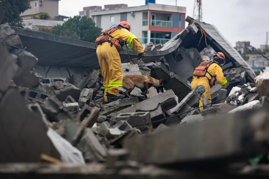 En la foto, Integrantes de organismos de rescate realizan labores de búsqueda entre los escombros de un edificio que se derrumbó, el 12 de septiembre de 2026, en Sao Paulo (Brasil)