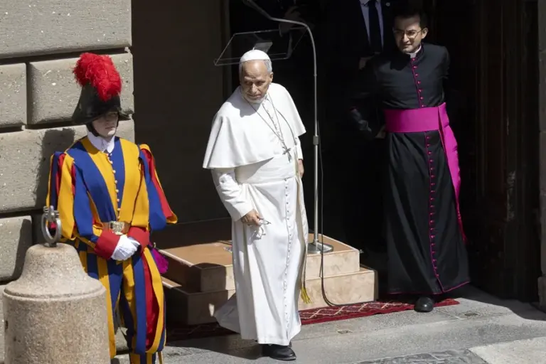 En la foto, El Papa León XIV (centro) dirige el rezo del Ángelus dominical en el Palacio Apostólico de Castel Gandolfo, Italia, el 30 de agosto de 2026