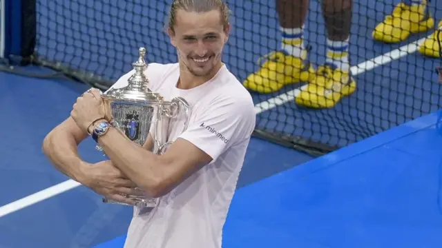 En la foto, Alexander Zverev de Alemania celebra con el trofeo tras vencer a Ben Shelton de Estados Unidos en la final del Abierto de Estados Unidos