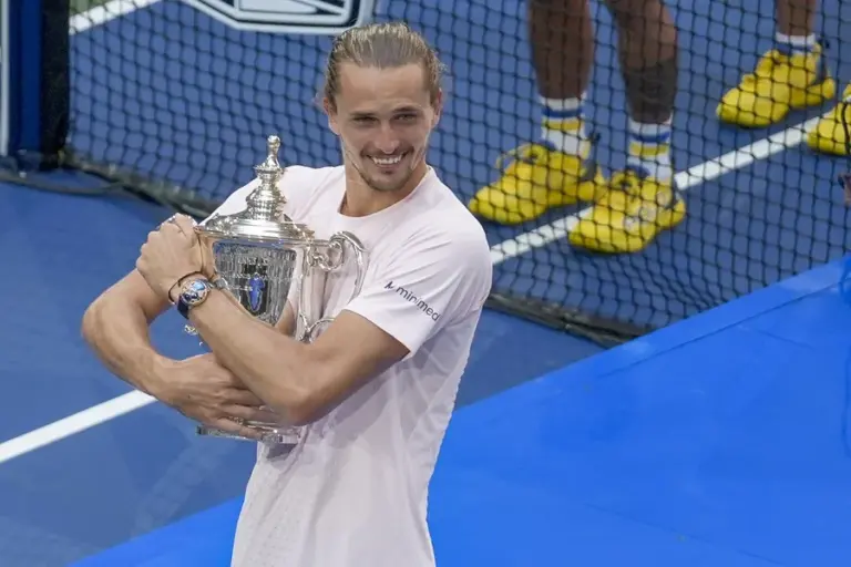 En la foto, Alexander Zverev de Alemania celebra con el trofeo tras vencer a Ben Shelton de Estados Unidos en la final del Abierto de Estados Unidos