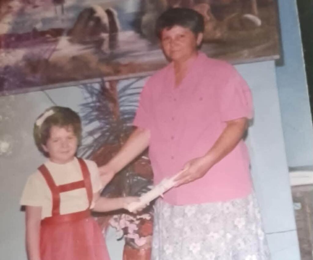 En la foto, la autora en sus años de estudiante