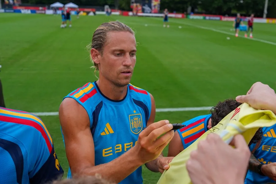 En la foto, Marcos Llorente firma autógrafos durante un entrenamiento del pasado Mundial, en Chattanooga (EE.UU.)