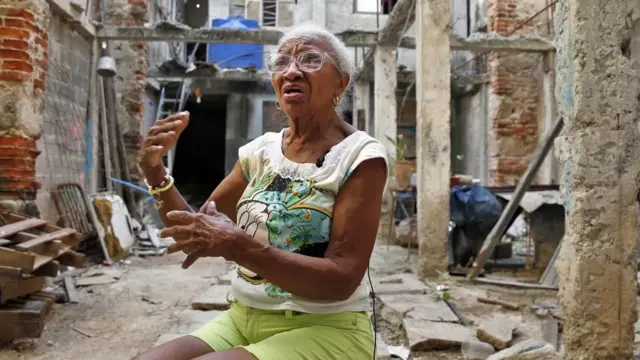Cuba, el país del 'no te toca' 1 En la foto, Una mujer en un solar medio derrumbado en La Habana