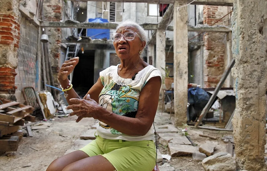 Inicio 34 En la foto, Una mujer en un solar medio derrumbado en La Habana