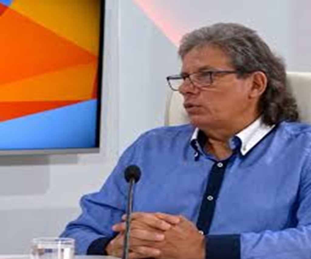 El enterrador que ahora reza a Fidel