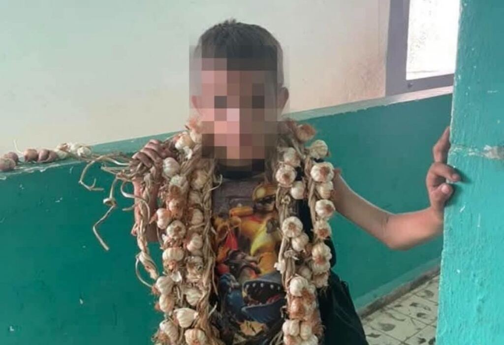 En la foto, un niño cubano vende ajos para ayudar a su familia
