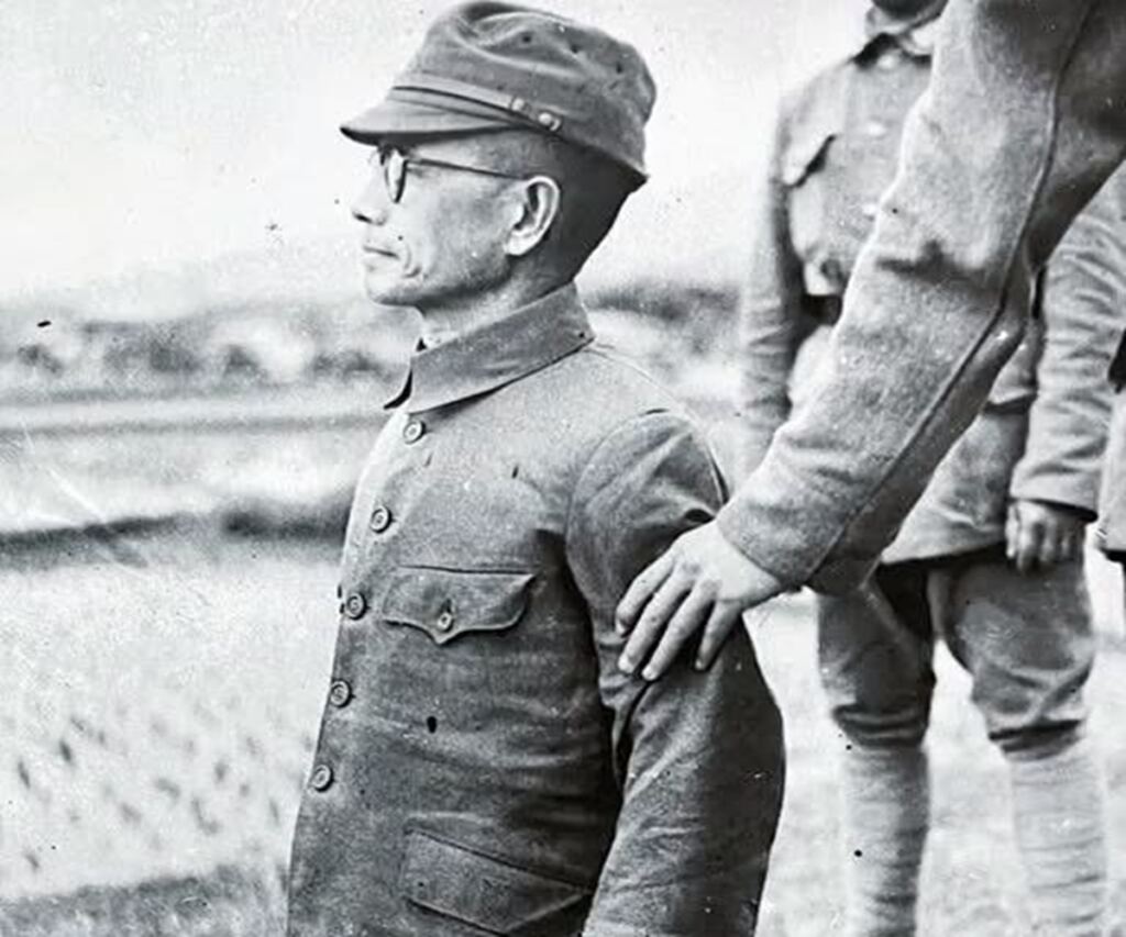 El último arrodillado 2 En la foto, El general japonés Hisakazu Tanaka, arrodillado antes de ser fusilado en Liuhuaqiao
