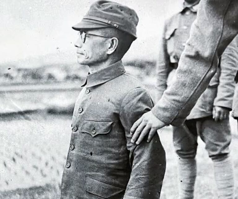 En la foto, El general japonés Hisakazu Tanaka, arrodillado antes de ser fusilado en Liuhuaqiao