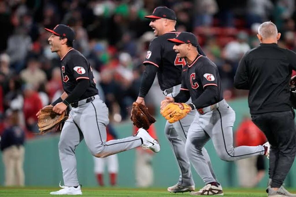 En la foto, jugadores de Cleveland celebran triunfo ante Boston