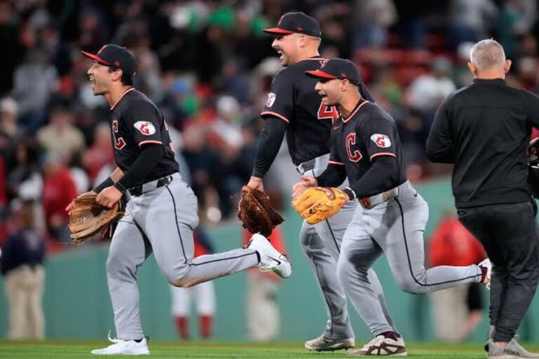 En la foto, jugadores de Cleveland celebran triunfo ante Boston