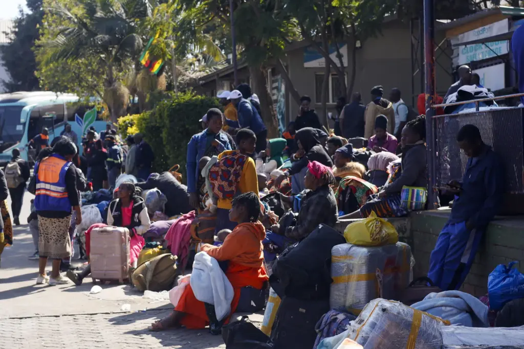Sudáfrica cifra en más de 86.000 los migrantes africanos repatriados por xenofobia 2 En la foto, Ciudadanos de Zimbabue y Malaui en la terminal de autobuses de Road Port, en Harare, capital de Zimbabue